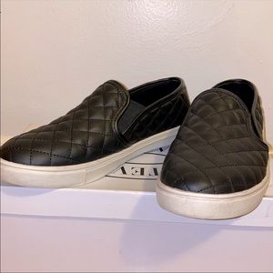 Black Ecentrcq Steve Madden slip on
